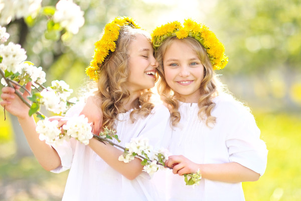 美素精選圖庫 portrait of two little girls twins